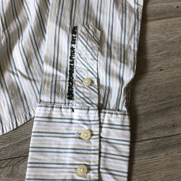 A&F Button Down Top - Picture 2 of 4